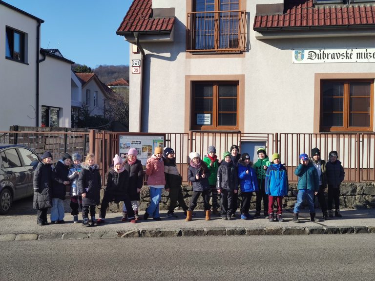 Návšteva Dúbravského múzea a Hudobné pásmo  „Na dvore“